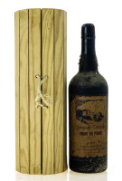 Lote 2008 - PORTO QUINTA DO ESTANHO 1903 - Garrafa de Vinho do Porto, Colheita de 1903, Reserva Particular, Jaime Acácio Queiroz Cardoso, Alto Douro, (750ml). Nota: garrafa idêntica foi vendida por € 230 na Oportunity Leilões. Em caixa de madeira. Consult