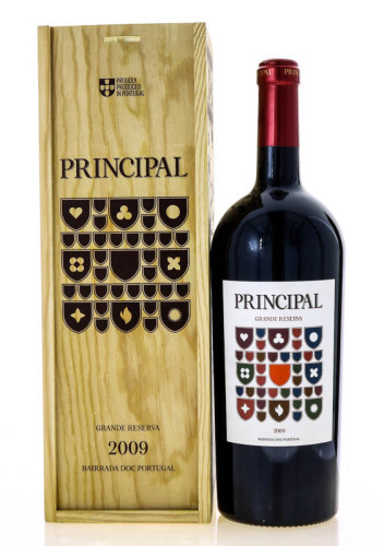 Lote 2017 - PRINCIPAL GRANDE RESERVA 2009 - Garrafa Magnum de Vinho Tinto, Grande Reserva, Bairrada DOC 2009, Soc. Agric. Colinas de São Lourenço, (1500ml - 14,5%vol.). Nota: garrafa idêntica à venda por € 275. em caixa de madeira original. Consultar valo