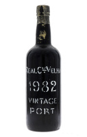 Lote 2060 - PORTO REAL COMPANHIA VELHA VINTAGE 1982 - Garrafa de Vinho do Porto, Vintage 1982, (750ml - 21%vol.). Nota: garrafa similar à venda por € 175. Consultar valor indicativo em https://www.garrafeirasoares.pt/pt/portugal/portos-e-fortificados/port