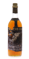 Lote 2210 - BRANDY MACIEIRA - Garrafa de Royal Brandy, 5 Estrelas, Macieira & Cª, Lisboa, (1000ml - 40%vol.). Nota: garrafa idêntica à venda por € 40. Rótulo danificado. Consultar valor indicativo em https://www.hatudo.pt/alimentacao-bebidas-brandy-royal-