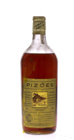 Lote 2264 - AGUARDENTE PIZÕES - Garrafa de Aguardente Velhíssima de Medronhos Seleccionados, Reserva especial, Industrias Cristina, Portimão, (700ml aprox). Apresenta perda