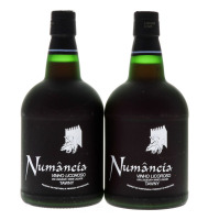 Lote 2359 - NUMÂNCIA TAWNY - 2 Garrafas de Vinho Licoroso, Numância, Tawny. Garrafas antigas em vidro fosco com os rótulos e contra rótulos pintados a branco. Este Tawny foi produzido no Douro Superior com as castas recomendadas para a produção de vinho d