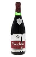 Lote 2442 - MOUCHÃO 1985 - Garrafa de Vinho Tinto, 1985, Herdade do Mouchão, Sousel, (750ml - 13,3%vol.). Nota: garrafa idêntica á venda por € 39,90. Rótulo algo danificado. Consultar valor indicativo em https://www.uvinum.pt/vinho-alentejo/mouchao-1985-o