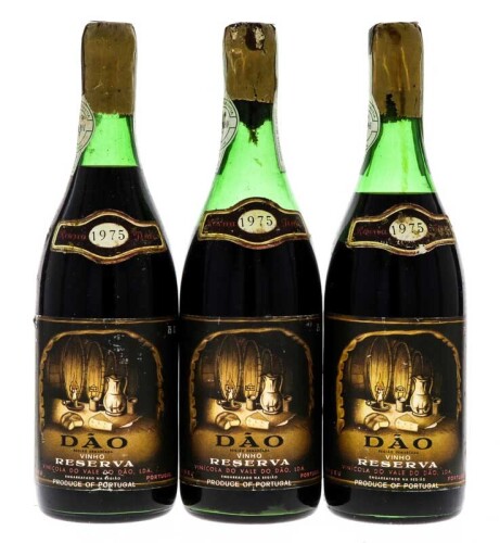 Lote 2484 - DÃO PIPAS RESERVA 1975 - Garrafa de Vinho Tinto, Dão Região Demarcada, Reserva 1975, Vinícola do Vale do Dão, (750ml). Nota: conjunto com um valor de venda de € 34,50. Uma garrafa apresenta perda. Consultar valor indicativo unitário em https:/