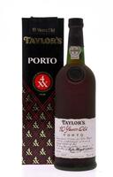 Lote 2562 - PORTO TAYLOR'S 10 ANOS - Garrafa de Vinho do Porto, 10 Year Old, Aloirado Doce, Engarrafado em 1990, Garrafa nº 23827, (750ml - 20%vol.). Nota: garrafa idêntica à venda por € 24,90. Em caixa de cartão original. Consultar valor indicativo em ht