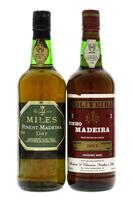 Lote 2664 - GARRAFAS DE VINHO DA MADEIRA - Conjunto de 2 garrafas de Vinho da Madeira sendo 1 garrafa de Madeira Miles, Finest Madeira, Dry e 1 garrafa de Madeira D'Oliveiras, 3 Anos, Doce, Pereira D'Oliveira, (750ml)