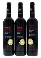 Lote 2673 - TERRAS DO SADO 2014 - 3 garrafas de Vinho Tinto, das Castas Castelão, Trincadeira, Aragonês, Cabernet Sauvignon e Alfrocheiro. Este vinho foi galardoado com uma Medalha de Ouro em 2015 no Concours Mondial de Bruxelles, (750ml - 14%vol.).