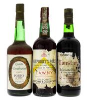 Lote 2696 - GARRAFAS DE VINHO DO PORTO - Conjunto de 3 garrafas de Vinho do Porto sendo 1 garrafa de Constantino, Doce Aloirado, 1 garrafa de Niepoort's, Tawny e 1 garrafa de Quinta da Ervamoira, 10 Anos, (750ml). Nota: rótulos algo danificados