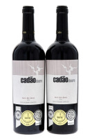 Lote 2703 - CADÃO 2014 - 2 garrafas de Vinho Tinto DOC Douro Superior, Cadão 2014, das Castas Touriga Nacional, Touriga Franca e Tinta Roriz, Enólogo António J. Bastos, São João da Pesqueira, (750ml - 13,5%vol.). Nota: este vinho foi galardoado com 2 Meda