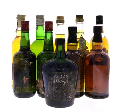 Lote 2711 - GARRAFAS DE WHISKY - Conjunto de 10 garrafas de Whisky sendo 2 garrafas de Hedges & Butler, uma garrafa de Bell's, uma garrafa de Cutty Sark, uma garrafa de William Lawson´s, duas garrafas de J&B, uma garrafa de Highland Queen, uma garrafa de 