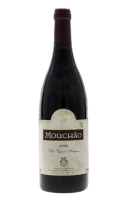 Lote 2714 - MOUCHÃO 2000 - Garrafa de Vinho Tinto, Vinho Regional Alentejano 2000, Emily E. Richardson, Casa Branca, Sousel, (750ml - 13,5%vol.). Nota: garrafa idêntica á venda por € 55,85. Consultar valor indicativo em http://www.garrafeiradomjulio.com/p