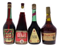 Lote 2717 - GARRAFAS DE LICOR - Conjunto de 4 garrafas de licor composto por uma garrafa de Morabitino, uma garrafa de Cherry Abadia, uma garrafa de Ginja Velha Reserva de Perez e uma garrafa de Ginja Campeão, (750ml aprox.)