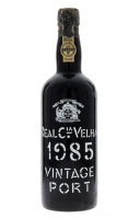 Lote 2720 - PORTO REAL COMPANHIA VELHA VINTAGE 1985 - Garrafa de Vinho do Porto, (750ml - 21%vol). Nota: garrafa idêntica à venda por € 78. Consultar valor indicativo em https://www.winespiritus.com/pt/vinho-do-porto-madeira-e-moscatel/702-real-companhia-