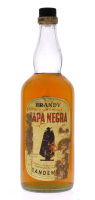 Lote 2721 - BRANDY O HOMEM DA CAPA NEGRA - Garrafa de Brandy, O Homem da capa Negra, Sandeman & Cª, (1000ml - 40%vol.). Nota: garrafa similar (de 750ml) à venda por € 350. Consultar valor indicativo em https://www.lusawines.com/vinhos/445