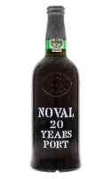 Lote 2722 - PORTO QUINTA DO NOVAL 20 ANOS - Garrafa de Vinho do Porto, Engarrafada em 1982, Quinta do Noval, (750ml - 20&vol.). Nota: garrafa idêntica à venda por € 69,50. Caixa de cartão original. Consultar valor indicativo em https://www.garrafeiranacio