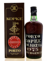 Lote 2770 - PORTO KOPKE 1975 - Garrafa e de Vinho do Porto, Colheita de 1975, Envelhecido em Casco, Engarrafado em 1985, C.N. Kopke & Cª, Vila Nova de Gaia, (750ml - 20%vol.). Nota: garrafa idêntica à venda por € 135. Em caixa de cartão original. Consulta