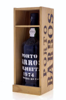 Lote 2772 - PORTO BARROS 1974 - Garrafa de Vinho do Porto, Colheita de 1974, Envelhecido em Cascos, Engarrafado em 1999, Barros, Almeida & Cª, Vila Nova de Gaia, (750ml - 20%vol.). Nota: garrafa idêntica à venda por € 91. Em caixa de madeira original. Con