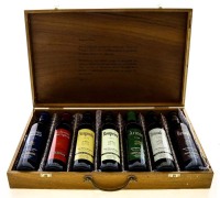 Lote 2797 - HERDADE DO ESPORÃO, CAIXA DE PROVA - Conjunto de 7 garrafas de Vinho Tinto composto por uma garrafa de Roupeiro 1999, uma garrafa de Bastardo 1998, uma garrafa de Touriga Nacional 1999, uma garrafa de Aragonês 1998, uma garrafa de Trincadeira 