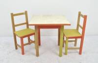 Lote 1206 - Conjunto de mesa e par de cadeiras em madeira, tamanho criança, com pintura em tons de amarelo e laranja, com 57x31x26 cm e 49x50x50 cm, Nota: apresenta sinais de uso.