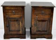 Lote 1213 - Par de mesas de cabeceira rústicas em madeira maciça escurecida e envernizada, com gaveta e porta, com 62x40x35 cm, Nota: peças de armazém com pequenas falhas.