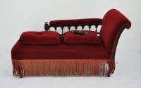 Lote 1230 - Chaise-loungue romântica de nogueira estofada a veludo bordeaux, com franjas, com 76x145x62 cm, Nota: apresenta pé partido (para restauro com sinais de xilófagos)