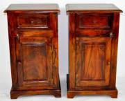 Lote 1235 - Par de mesas de cabeceira rústicas em madeira maciça escurecida e envernizada, com gaveta e porta, com 66x30x38 cm, Nota: peças de armazém com pequenas falhas.
