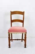 Lote 1238 - Cadeira de madeira com assento estofado a veludo cor de rosa, com franjas, com 97x43x43 cm, Nota: apresenta sinais de uso