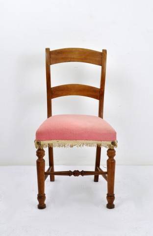 Lote 1238 - Cadeira de madeira com assento estofado a veludo cor de rosa, com franjas, com 97x43x43 cm, Nota: apresenta sinais de uso