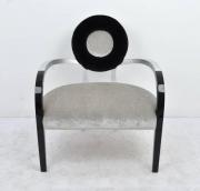 Lote 1250 - Cadeira design moderno em madeira lacada a preto e prateado, espaldar e assento estofado a veludo cinzento e preto, com 86x56x71 cm, Nota: apresenta sinais de uso (pequeno risco num braço)