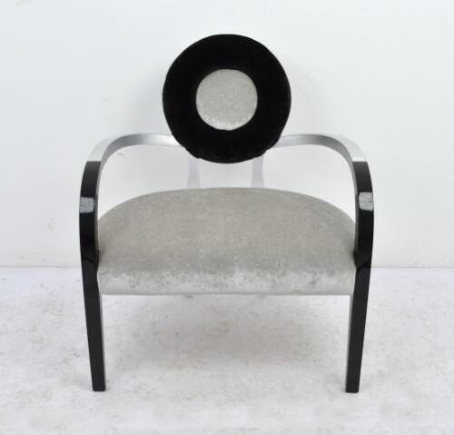 Lote 1250 - Cadeira design moderno em madeira lacada a preto e prateado, espaldar e assento estofado a veludo cinzento e preto, com 86x56x71 cm, Nota: apresenta sinais de uso (pequeno risco num braço)