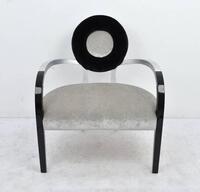 Lote 1250 - Cadeira design moderno em madeira lacada a preto e prateado, espaldar e assento estofado a veludo cinzento e preto, com 86x56x71 cm, Nota: apresenta sinais de uso (pequeno risco num braço)