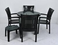 Lote 1280 - Conjunto de mesa, 4 cadeiras e mesa de apoio em plástico verde garrafa, cadeiras com 90x43x58 cm, mesa com 74x89 cm e mesa de apoio com 39x36x42 cm, Nota: apresenta sinais de uso