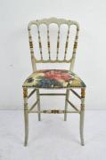 Lote 1331 - Cadeira de madeira com pintura decapé com dourados, espaldar com traves trabalhadas, assento estofado com padrão de flores, com 86x40x43 cm, Nota: apresenta sinais de uso