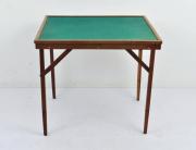 Lote 1340 - Mesa de jogo desdobrável, pano de feltro verde, com 73x81x76 cm, Nota: pano apresenta falhas (buracos de traça)