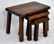 Lote 1367 - Conjunto de 3 mesas gémeas rústicas em madeira maciça, mesa maior com 40x34x54 cm, Nota: peças de armazém com pequenas falhas