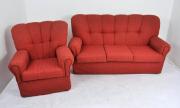 Lote 1385 - Conjunto de sofá de 3 lugares e cadeirão de braços, estofados a algodão em tons de salmão com padrão geométrico, sofá com 88x170x88 cm, cadeirão com 88x85x78 cm, Nota: apresenta sinais de uso