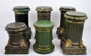 Lote 1388 - Lote de 6 colunas em gesso e argamassa de pedra em tons de verde, com 64 cm, 46 cm e 44 cm de altura, Nota: peças de armazém com falhas e defeitos