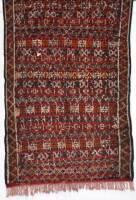 Lote 1390 - Tapete Kilim com as medidas de 155X100cm. Nota: Não tem uma franja num dos lados, Isso significa que a mulher que o teceu é solteira. Só colocam as duas franjas as mulheres casadas.