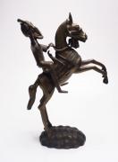 Lote 4481 - ARTE AFRICANA, CAVALEIRO - Escultura em bronze de grande dimensão. Cavaleiro. Dimensão: 46,5x12x30 cm. Proveniente do norte de África