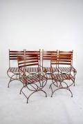 Lote 1398 - Conjunto de 6 cadeiras de exterior em ferro patinado, sendo 2 cadeiras de braços, com 97x36x43 cm, Nota: peças de armazém com pequenas falhas
