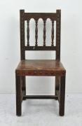 Lote 1408 - Cadeira de madeira, espaldar em madeira trabalhado com colunas em balaustre, assento em couro com pregaria, pernas trabalhadas com traves, com 98x41x45 cm, Nota: apresenta sinais de uso e falhas