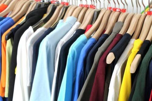 Lote 1 - Conjunto de 110 peças de roupa incluindo t-shirts, polos, camisolas, etc,  de homem, senhora e criança das marcas Hanes e Stedman. Diversas cores e tamanhos. Notas: como novas, com cabides da marca. Incluí charriots. Este lote está em exposição n