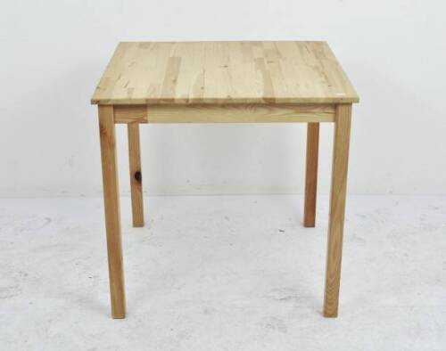 Lote 1449 - Mesa de pinho maciço com tampo de 76x76cm e 73cm de altura, Nota: pequenos sinais de uso