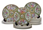 Lote 6023 - PARTE DE SERVIÇO DE JANTAR EM PORCELANA DA CHINA SÉC. XIX - Reinado Guangxu (1875-1908). Composto de 20 pratos sendo 4 pratos de sopa, 11 pratos rasos e 5 pratos de sobremesa. Decoração policromada Mandarim. Dim: 24 cm (pratos rasos). Nota: sinais de uso. alguns apresentam ligeiras esbeiçadelas no bordo