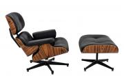 Lote 6076 - CHARLES & RAY EAMES, LOUNGE CHAIR - Lounge Chair & Ottoman, Cadeira de DESIGN Charles Eames, reprodução composta por poltrona e repousa pés. Cadeira original tem um pvp de € 6.490. Cadeira e repousa pés estofados a pele preta com estrutura de madeira tipo pau santo, ambas rotativas, com base metálica de 5 e 4 braços. O assento da poltrona inclina 15 graus. Dim: Poltrona com 84x90x80 cm e repousa pés com 45x65x52 cm. Nota: consultar valor indicativo em https://www.einrichten-design.de