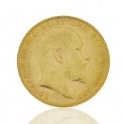 Lote 6018 - LIBRA EM OURO 22 KT - Toque 916,7. Edwardvs VII de 1909. Peso: 8 g. Cunhagem de Londres. Libra idêntica à venda por € 376,60. Nota: sem classificação atribuída, cabe ao licitante atribuir a classificação que entender correcta. Consultar valor indicativo em https://www.bullionbypost.eu/gold-sovereign-specific-year/edward-vii-1902-1910/1909-gold-sovereign-king-edward-vii-london/