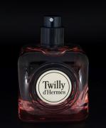 Lote 102 - HERMÈS PARIS, FRASCO DE PERFUME, TESTER – Eau de Parfum "Twilly d`Hermès”, Made in France, 85 ml. Nota: sem uso, sem tampa, sem caixa