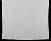 Lote 180 - TOALHA ADAMASCADA - Toalha de mesa em tecido branco de algodão adamascado, desenho floral. Dim: 168x320 cm. Nota: sinais de uso, com manchas
