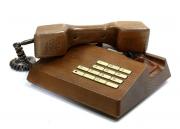 Lote 187 - TRUB, TELEFONE VINTAGE - Em madeira de castanho, com teclas em metal dourado. Dim: 9x23x19 cm. Nota: sinais de uso, não testado