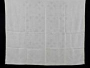 Lote 190 - TOALHA ADAMASCADA - Toalha de mesa em tecido branco pérola adamascado, desenho floral. Dim: 145x240 cm. Nota: sinais de uso